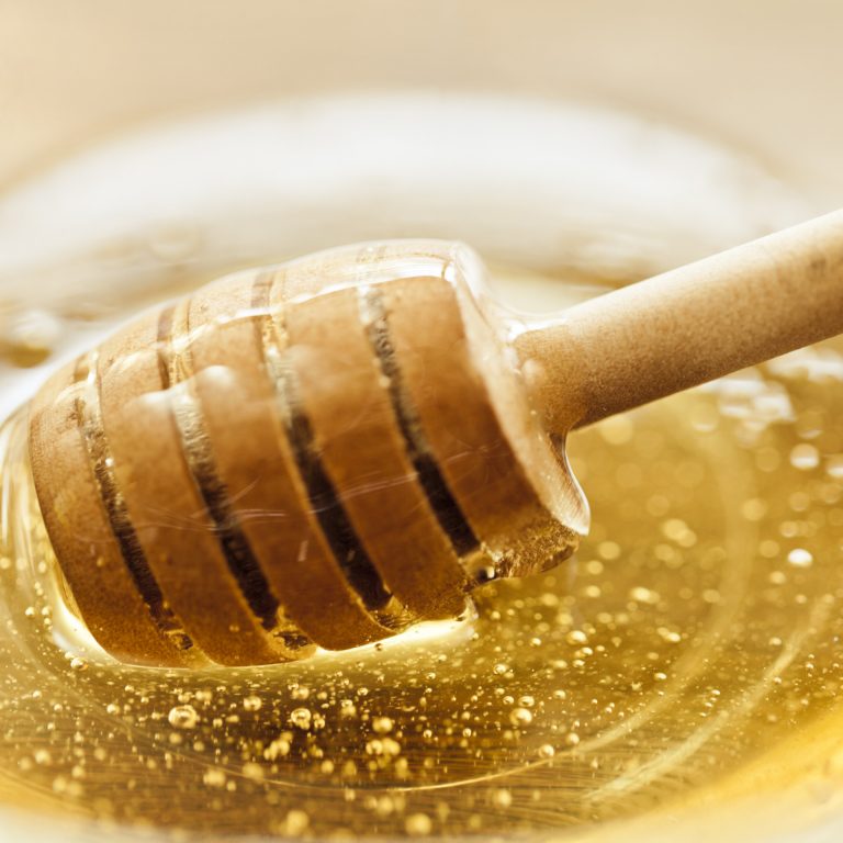 Cuillère à miel dans un pot